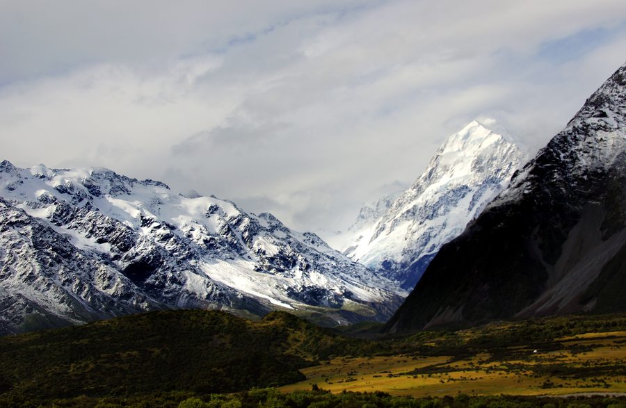 Aoraki/Mount Cook con cime innevate nelle Alpi del Sud sull’Isola del Sud della Nuova Zelanda.