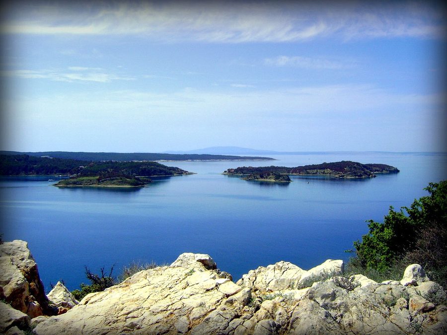 Vista sulla penisola boscosa di Kalifront presso Rab