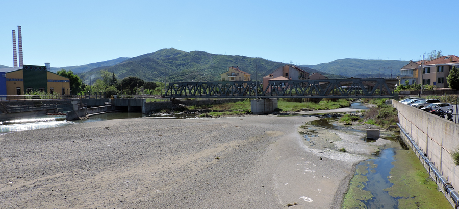 Torrente Quiliano tra Zinola e Vado con ponte ferroviario