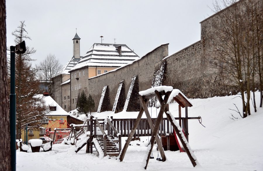 Mura cittadine di Radstadt in Karl-Berg-Gasse con l'ex chiesa dei Cappuccini e l'ex castello o monastero