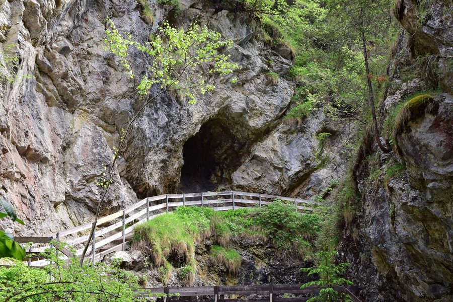 Gola rocciosa della Rosengartenschlucht con sentiero escursionistico e vegetazione alpina presso Imst