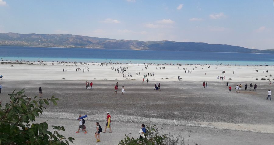 Acque turchesi e rive boscose al lago Salda nella provincia di Burdur