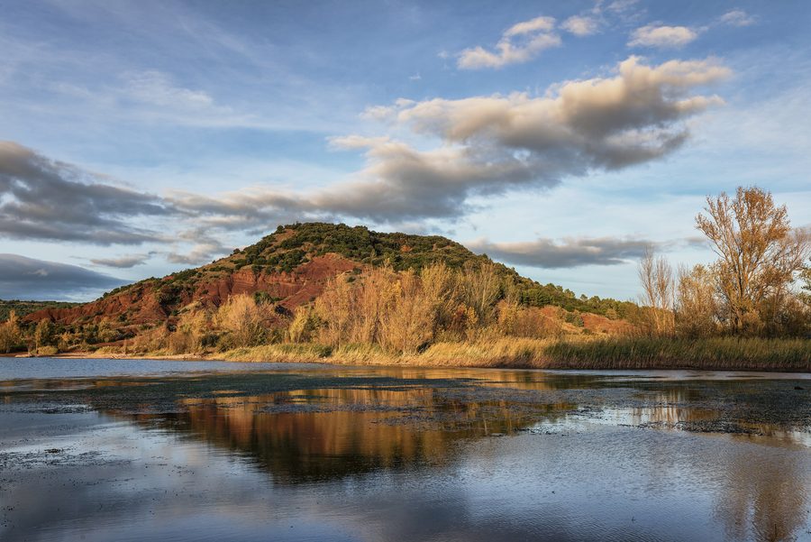 Il Lac du Salagou con paesaggio costiero rosso nell’Hérault