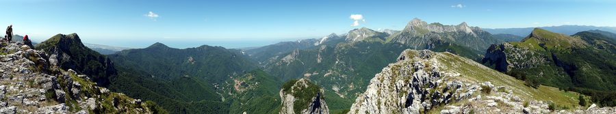 Vista panoramica sulle Alpi Apuane dal Monte Nona