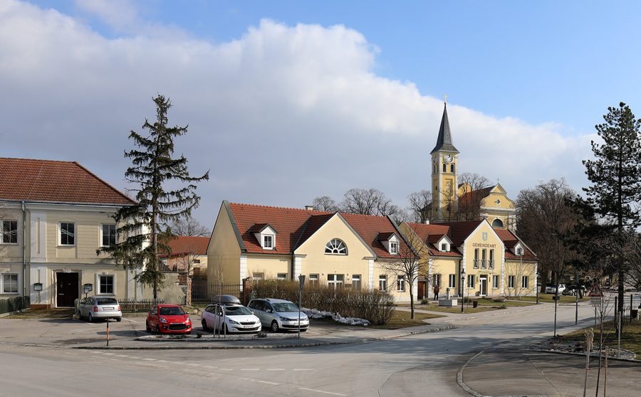 Centro del comune di mercato austriaco della Bassa Austria Ebenthal con la chiesa parrocchiale di San Colomanno situata in posizione sopraelevata