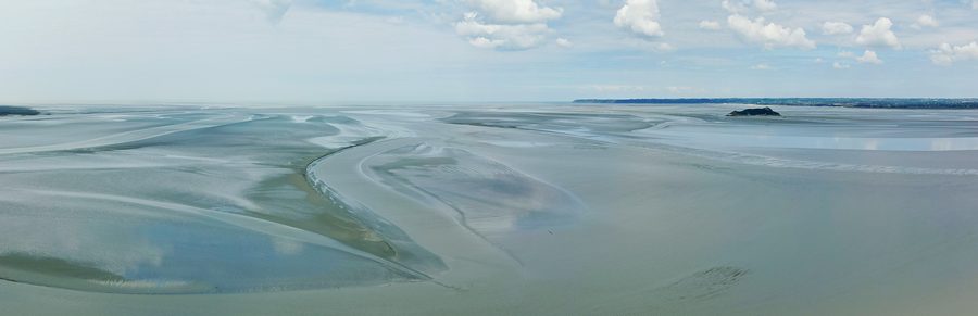 Vista in bassa marea sulla baia del Mont-Saint-Michel con Tombelaine