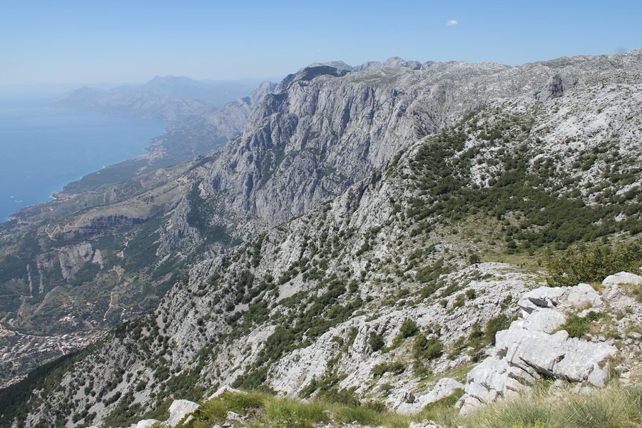 Vista dalla cima del Vošac sui monti Biokovo e sulla Riviera di Makarska in Croazia