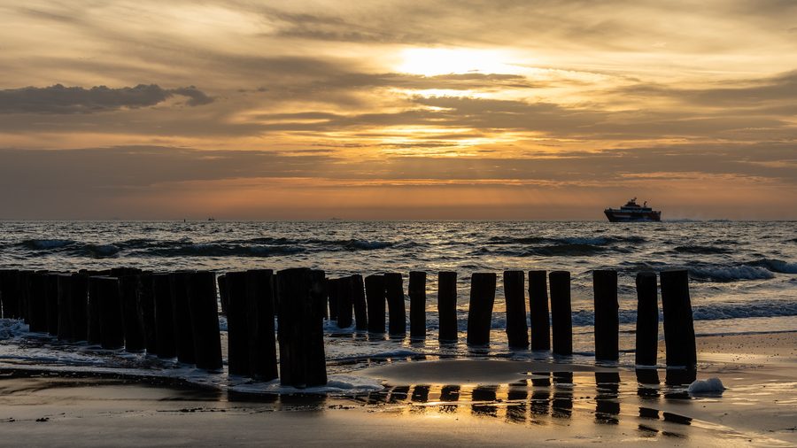Spiaggia con frangiflutti e vista sulla Westerschelde a Zoutelande, Zelanda