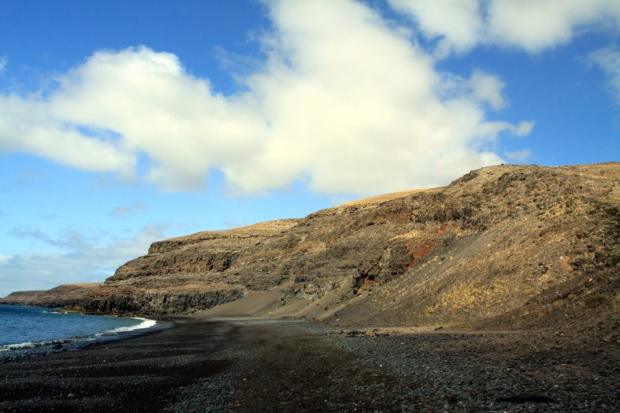 Tratto di costa scura vicino a Playa Quemada a Lanzarote