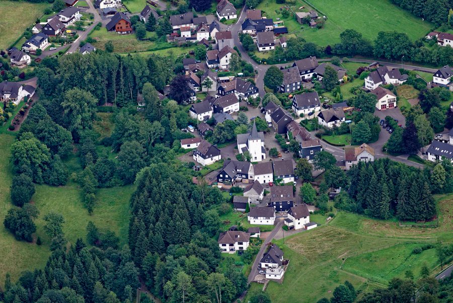 Veduta aerea della frazione di Gummersbach Lieberhausen con la Bunten Kerke nella Renania Settentrionale-Vestfalia