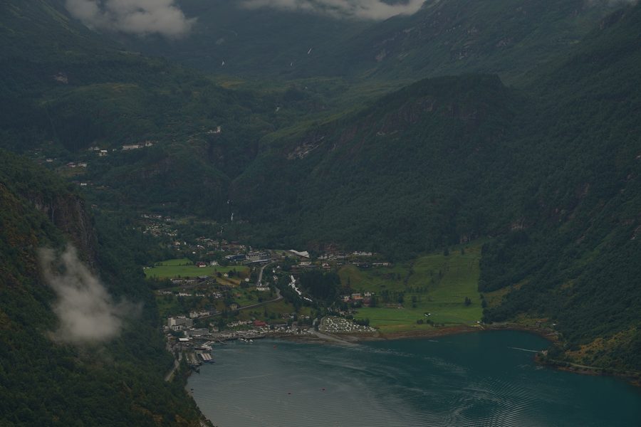 Vista sul Geirangerfjord con ripidi pendii montuosi boscosi in Norvegia.