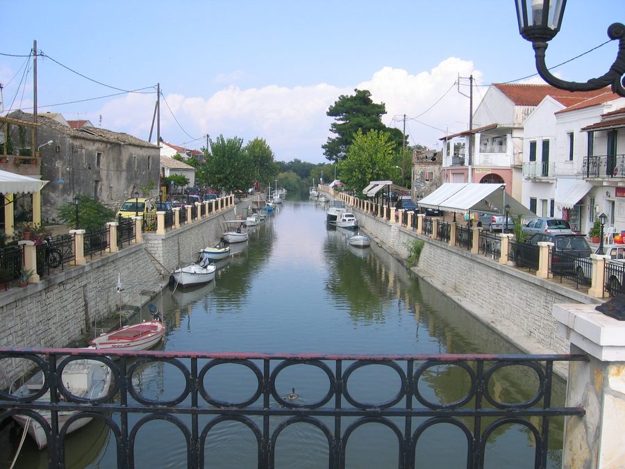 Canale che attraversa Lefkimmi nel sud di Corfù