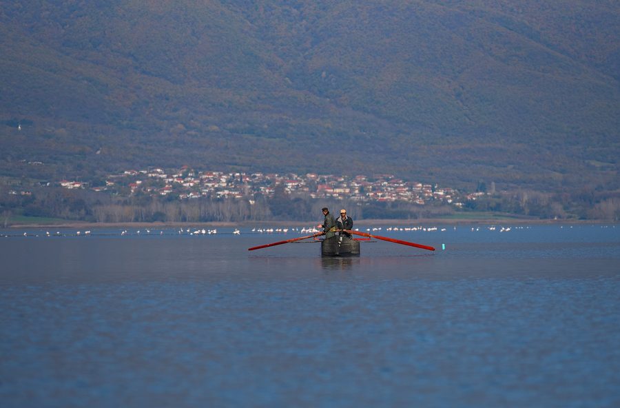 Persone in una barca a remi sul lago Kerkini
