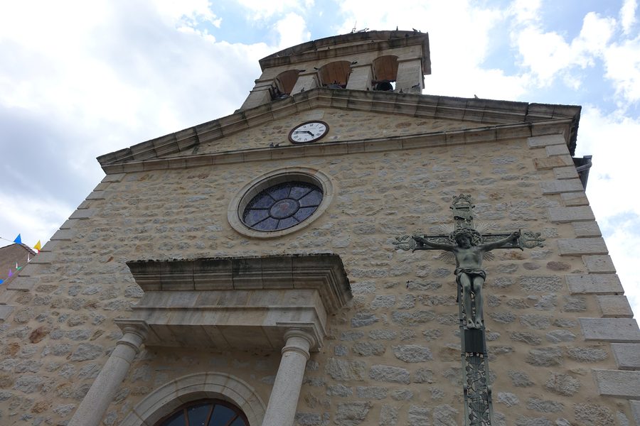 Vista esterna della Église Saint-Julien-de-Brioude a Malrevers, Alta Loira