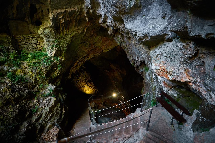 Interno della grotta di Vranjača vicino a Dugopolje con formazioni di stalattiti