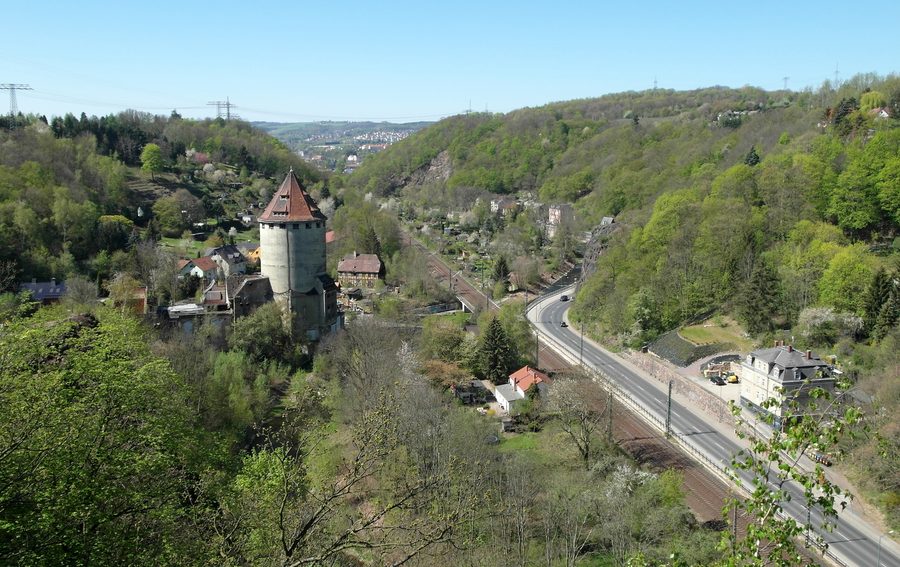 Vista da uno sperone roccioso della Heidenschanze sulle rovine del mulino del grano a Dresda-Coschütz