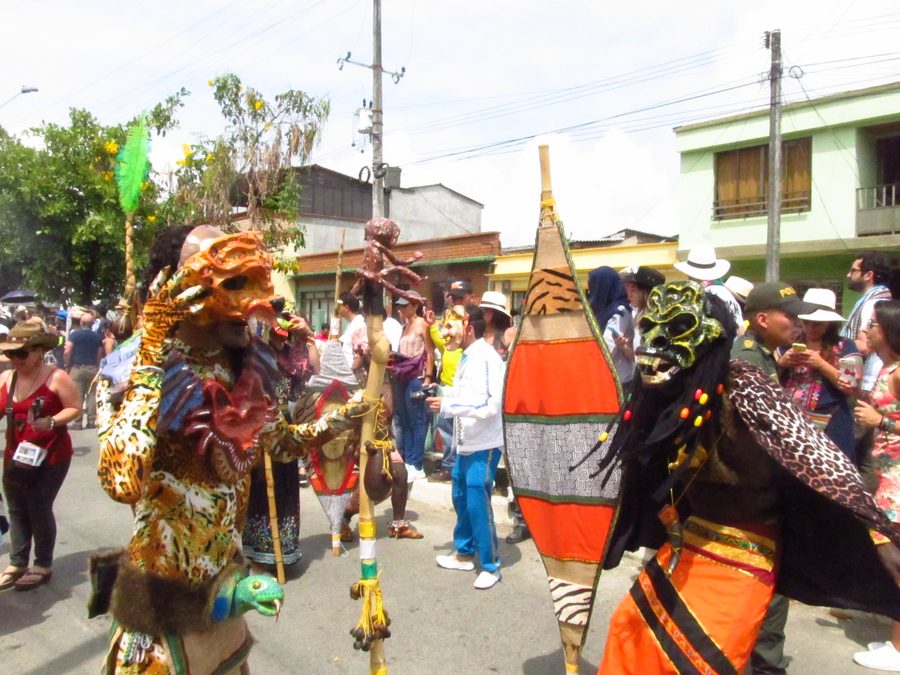 Partecipanti mascherati del Carnaval del Diablo del 2019 a Riosucio, Caldas, Colombia
