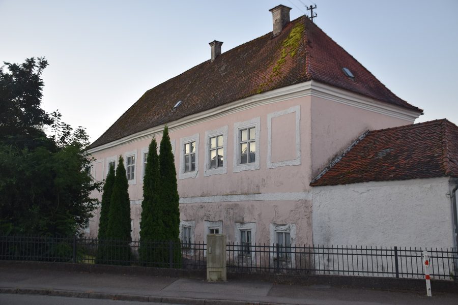 Corpo abitativo barocco a due piani del castello Hofmark a Lenting