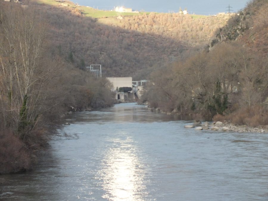 Il Tarn presso Le Truel con la Barrage du Truel e gli edifici della centrale idroelettrica di Le Truel e Le Pouget.