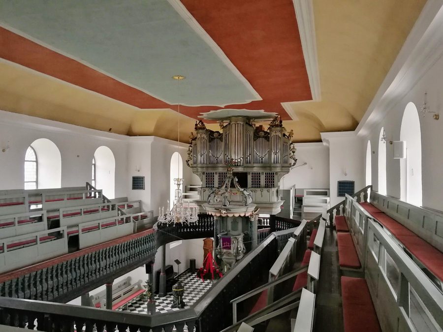 Interno della chiesa evangelica di Eckenhagen con organo storico