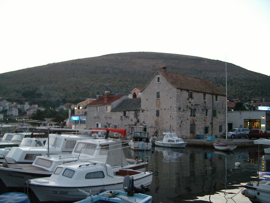 Porto di Seget Donji sulla costa dalmata