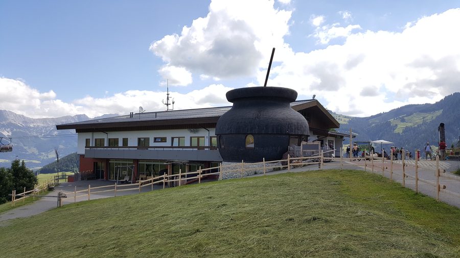 Stazione a monte della funivia di Hochsöll con riferimento al mondo avventura Hexenwasser
