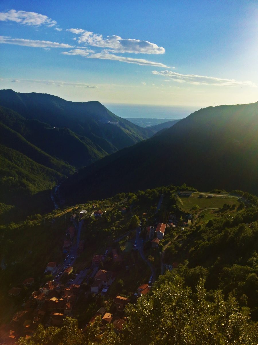 Vista panoramica delle Alpi Apuane e della costa versiliese da Retignano in Stazzema, Toscana