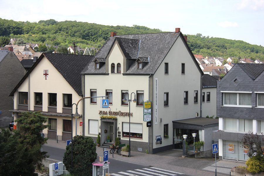 Vista sulla vecchia sala comunale e sulla locanda «Zum Kurfürsten» nella Burgstraße di Mülheim-Kärlich