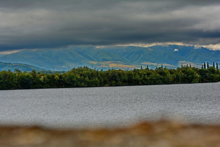 Lago artificiale e Râul Mare nel paesaggio di Sântămăria-Orlea