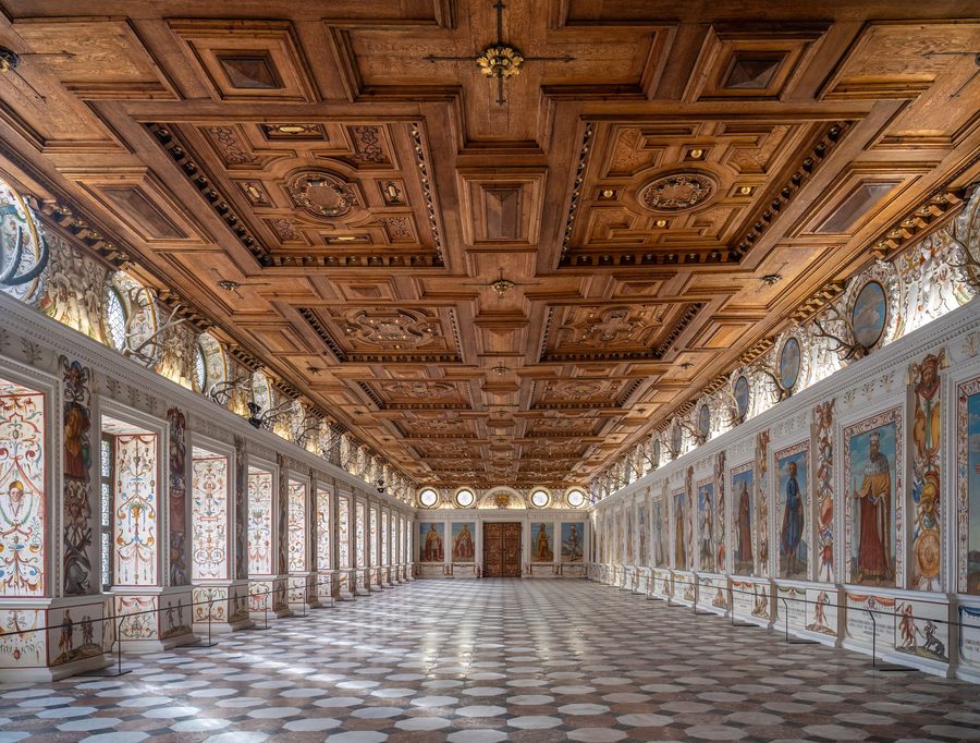 La Sala Spagnola all'interno del Castello di Ambras a Innsbruck, una storica attrazione culturale.