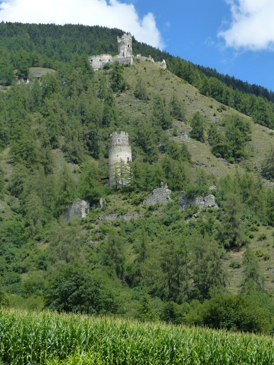Vista sulle rovine di Reichenberg e Rotund a Tubre in Val Monastero