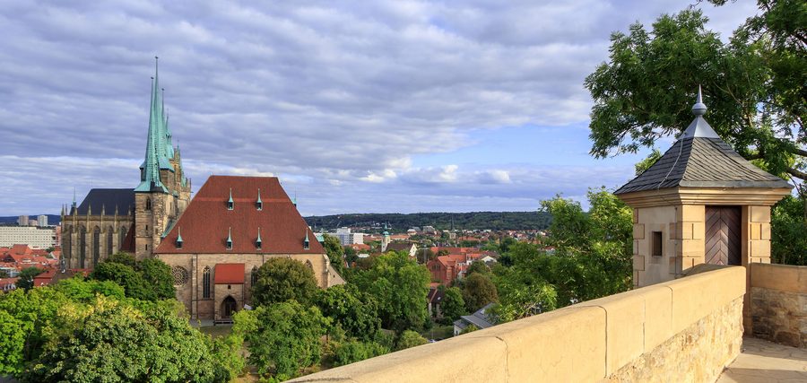 Vista dalla Cittadella di Petersberg su Erfurt con la chiesa di San Severino e il duomo di Erfurt