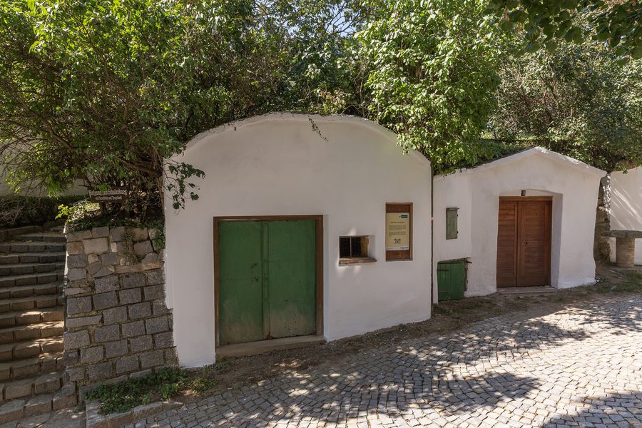 Kellergasse Kirchengraben a Poysdorf con case di pressatura e cantine del vino