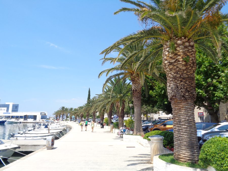 Passeggiata lungomare di Baška Voda lungo la costa adriatica