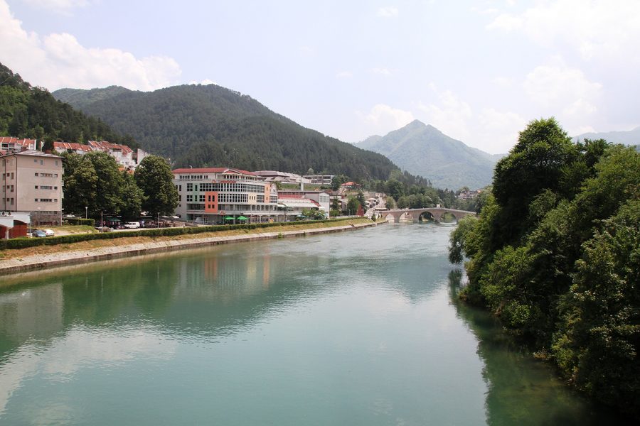 Fiume Neretva a Konjic davanti a un paesaggio montuoso