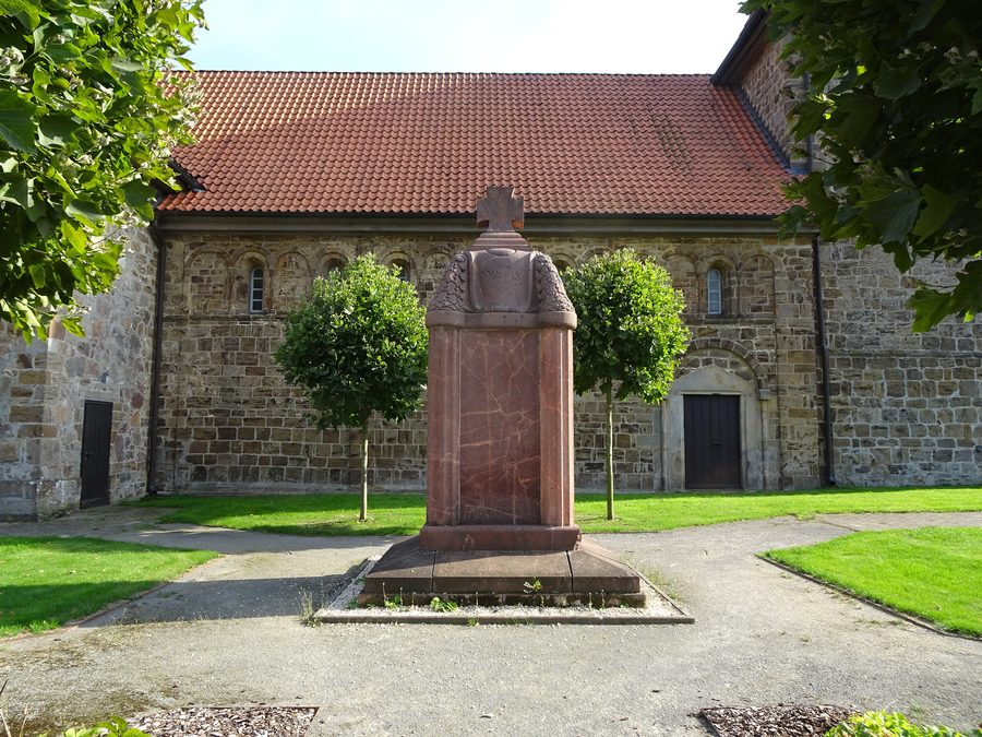 Monumento commemorativo davanti alla chiesa di St. Gangolf a Wietzen