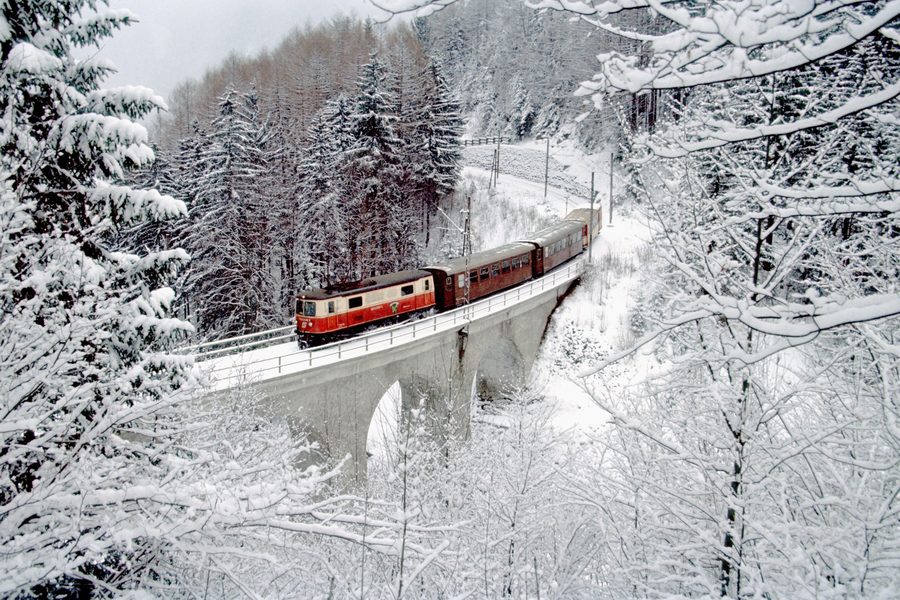 Treno regionale della Mariazellerbahn sul viadotto di Heugraben vicino alla stazione di Puchenstuben in inverno