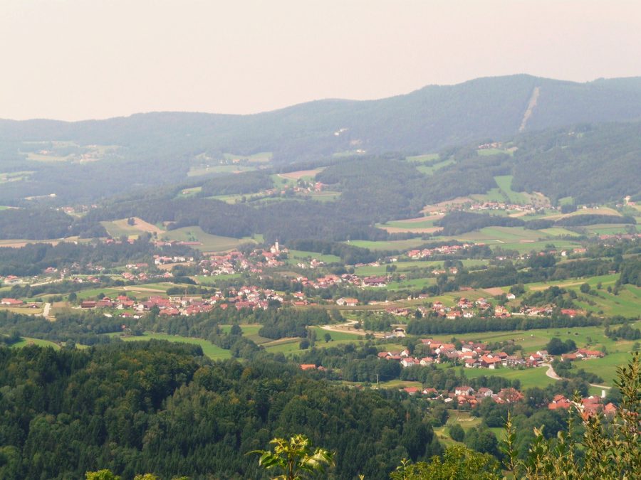 Lalling nella Lallinger Winkel con colline boscose e ambiente rurale