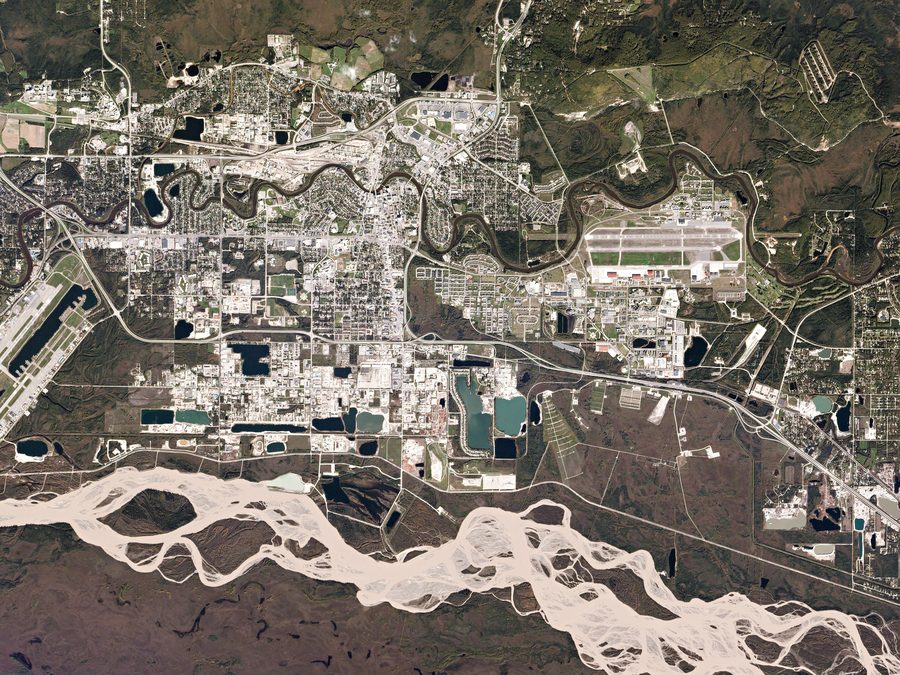 Vista aerea di Fairbanks, Alaska, con il vicino Tanana River intrecciato in più rami