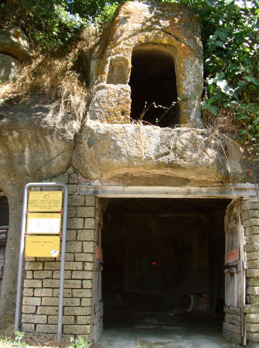 Ingresso del sito di Vitozza vicino a Sorano (Toscana)