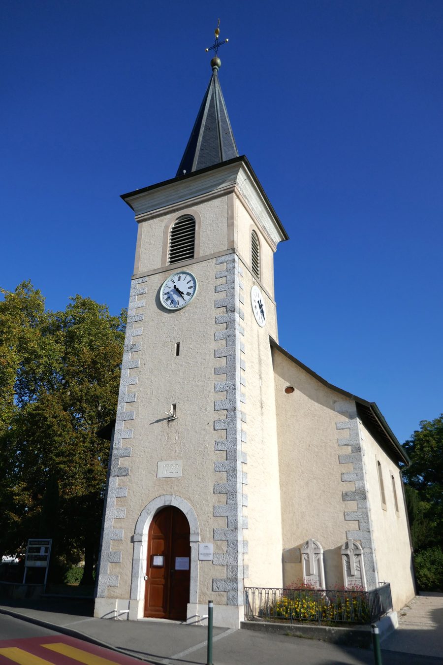 Vista esterna della chiesa di Saint-Pierre a Meinier nel cantone di Ginevra