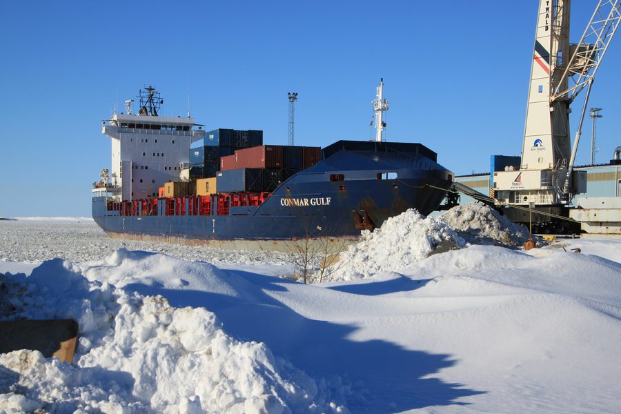 Conmar Gulf in fase di carico nel porto di Kemi, Finlandia