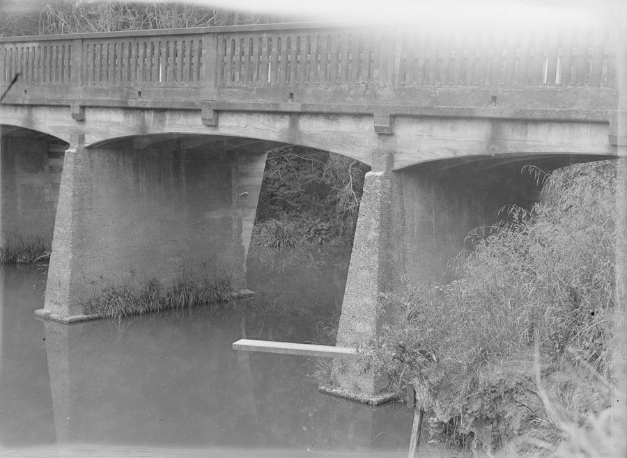 Ponte in cemento sul fiume Mahurangi a Warkworth