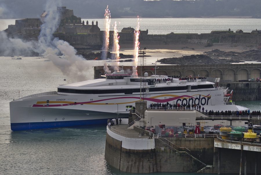 Traghetto nel porto di Saint Helier
