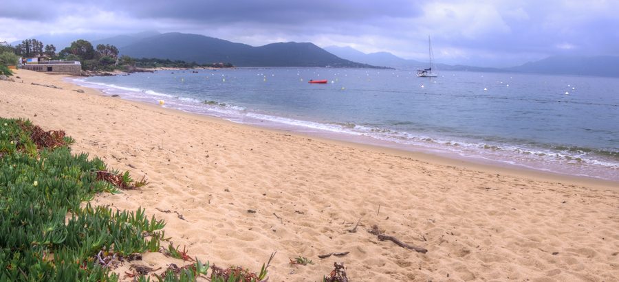 Spiaggia di Porto Pollo e paesaggio costiero a Serra di Ferro, Corsica