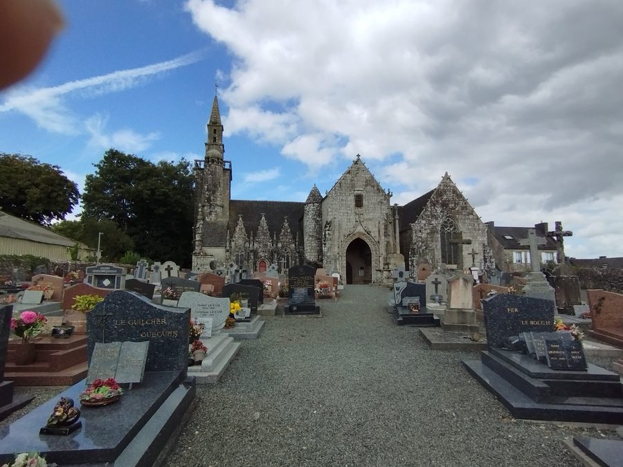 Cimitero e facciata meridionale della chiesa di Saint-Jean-Baptiste di Plourac'h