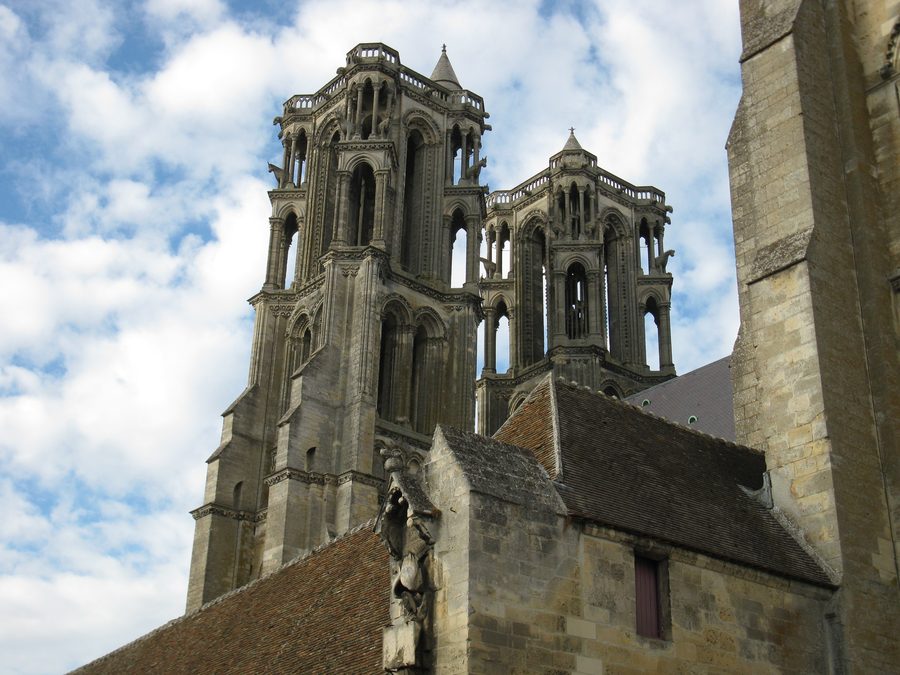 Facciata occidentale della cattedrale gotica di Laon nel dipartimento dell’Aisne