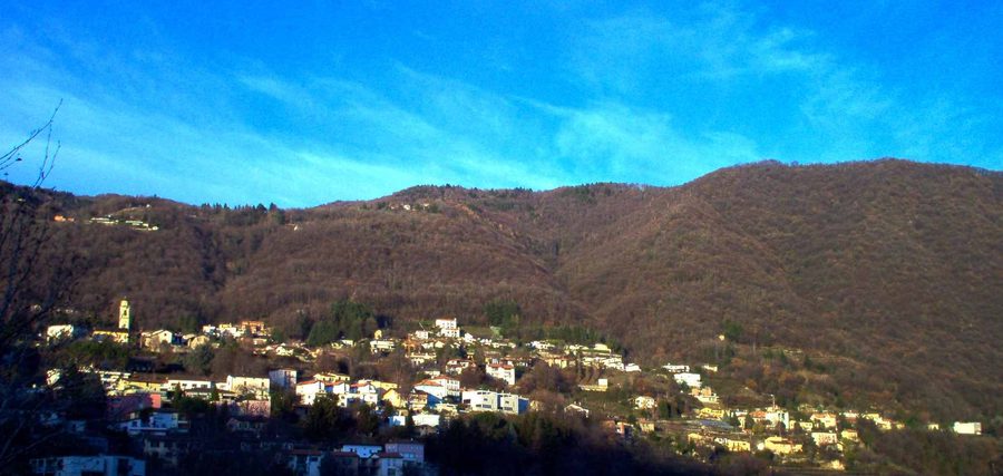 Panorama di Vacallo con colline e paesaggio abitato