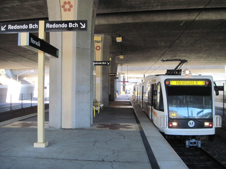 Treno alla stazione della Metro Green Line a Norwalk, California