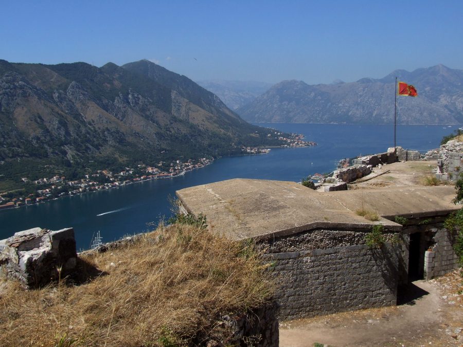 Vista dalle mura della città di Kotor sulla baia di Kotor e sulle montagne circostanti